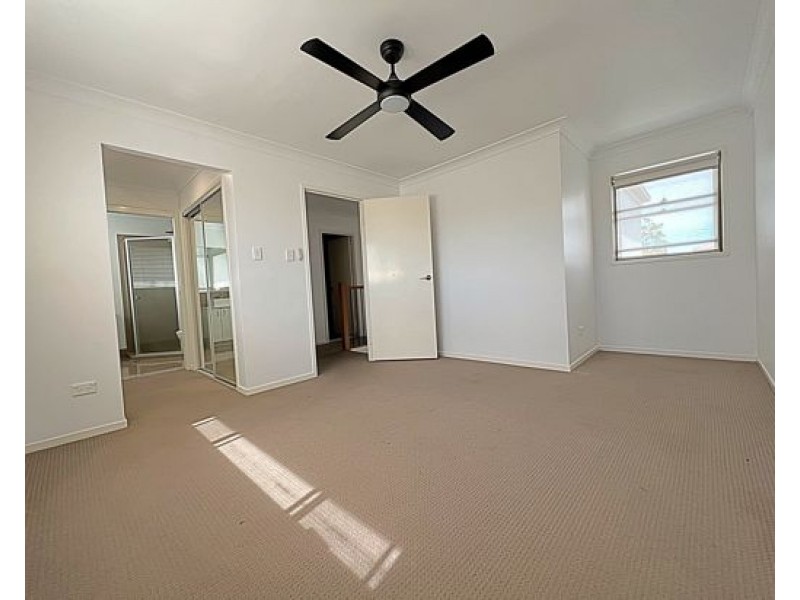 18 30 Girraween Cres, Parkinson QLD 4115