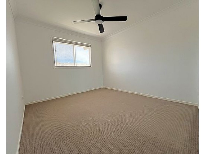 18 30 Girraween Cres, Parkinson QLD 4115