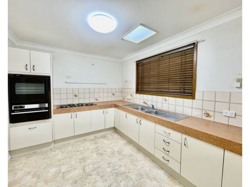 15 Bassett Street, Holland Park QLD 4121