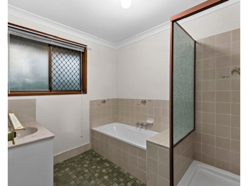 15 Bassett Street, Holland Park QLD 4121