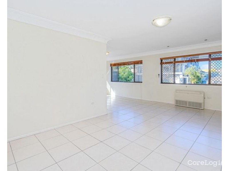 1/ 129 Falconer St, Southport QLD 4215