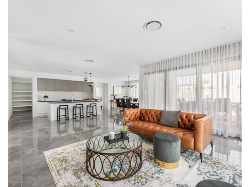 8821 The Point Circuit, Hope Island QLD 4212