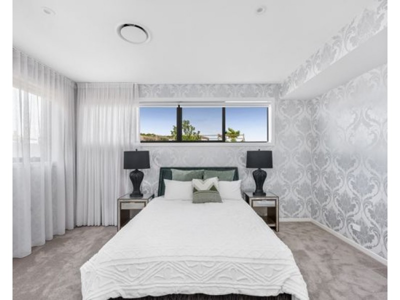 8821 The Point Circuit, Hope Island QLD 4212