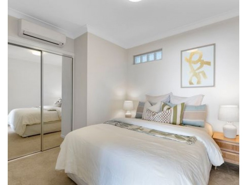 8 /63 Sisley Street, St Lucia QLD 4067