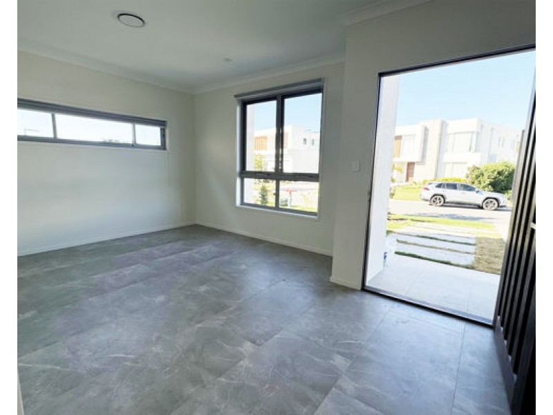 9212 Peter Senior Drive, Hope Island QLD 4212