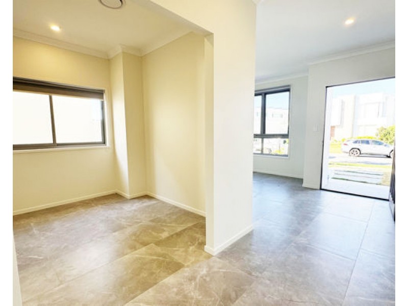 9212 Peter Senior Drive, Hope Island QLD 4212