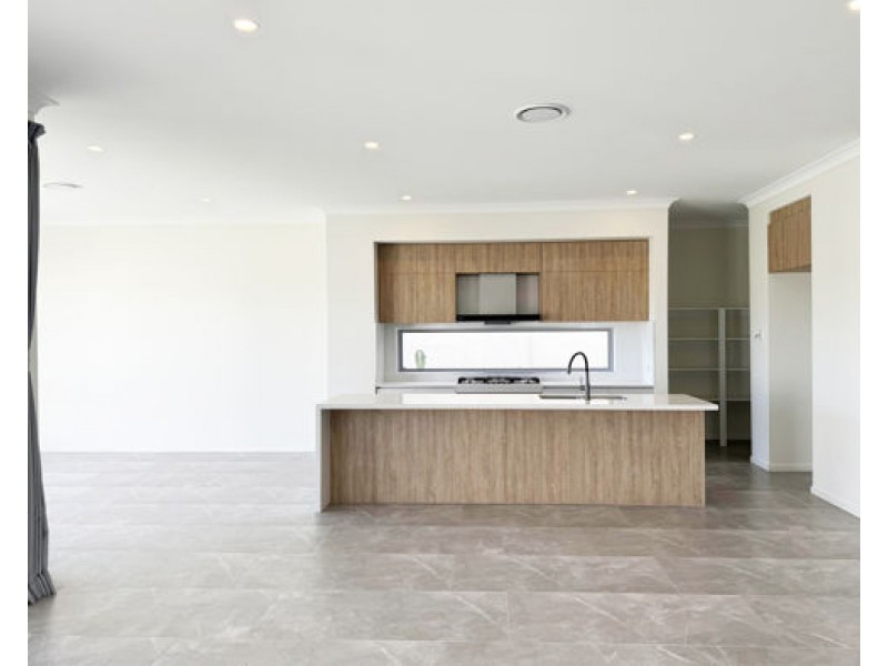 9212 Peter Senior Drive, Hope Island QLD 4212