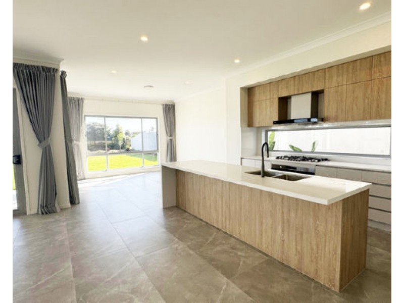 9212 Peter Senior Drive, Hope Island QLD 4212