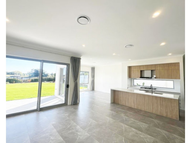 9212 Peter Senior Drive, Hope Island QLD 4212