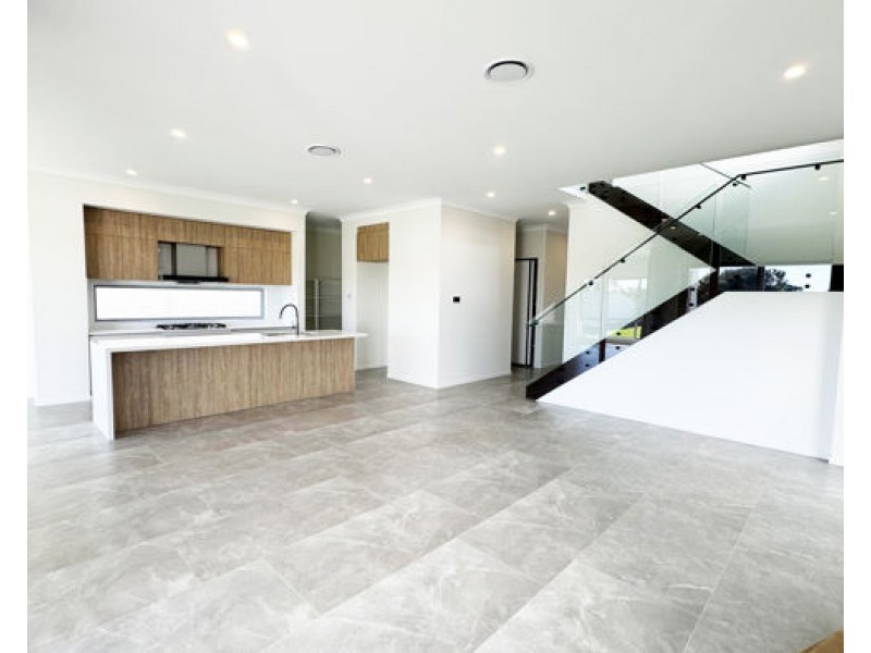 9212 Peter Senior Drive, Hope Island QLD 4212