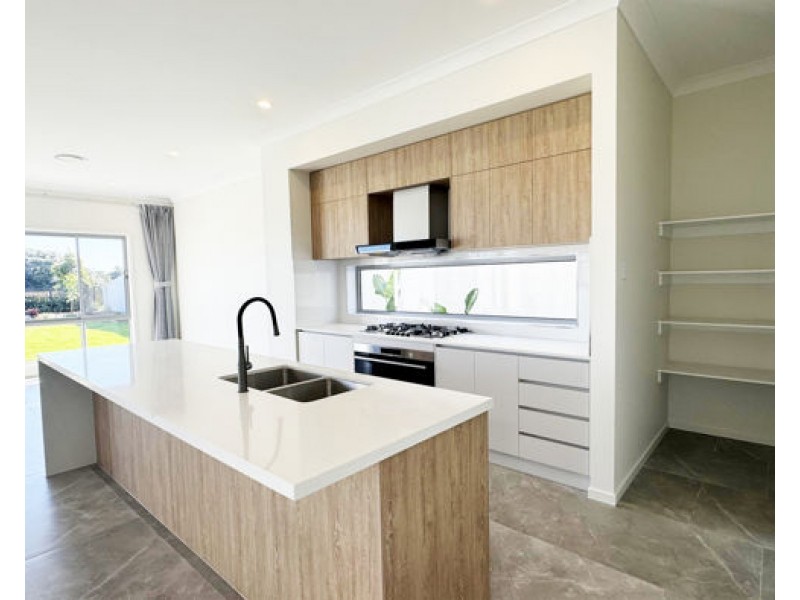 9212 Peter Senior Drive, Hope Island QLD 4212
