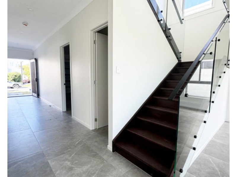 9212 Peter Senior Drive, Hope Island QLD 4212