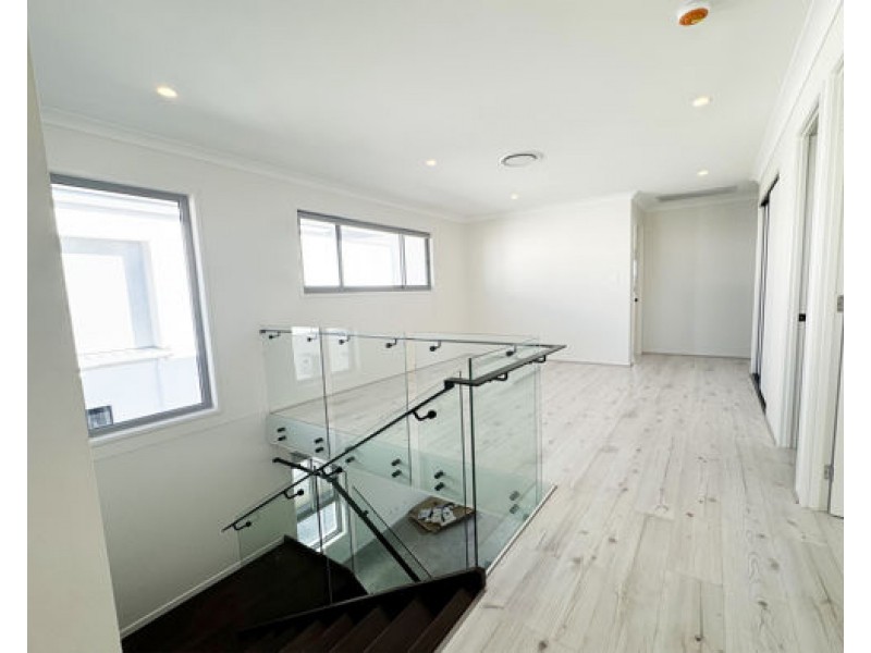 9212 Peter Senior Drive, Hope Island QLD 4212