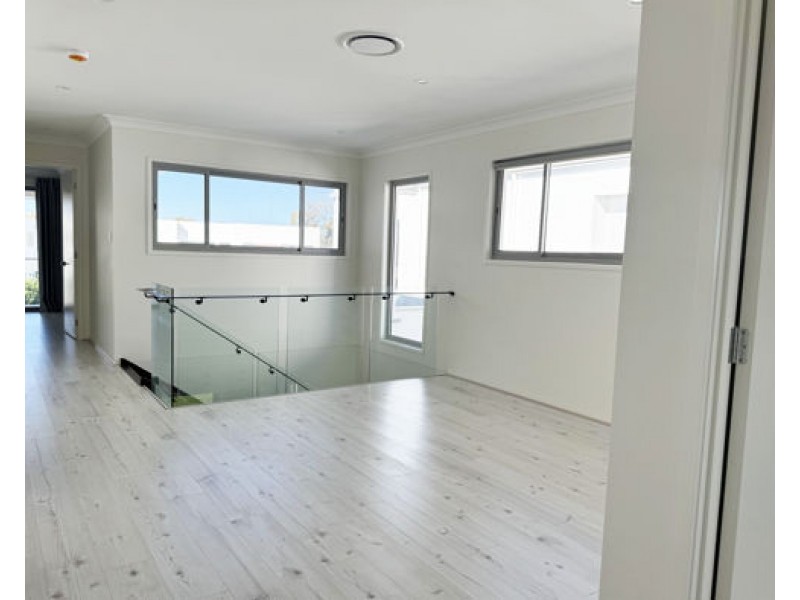 9212 Peter Senior Drive, Hope Island QLD 4212