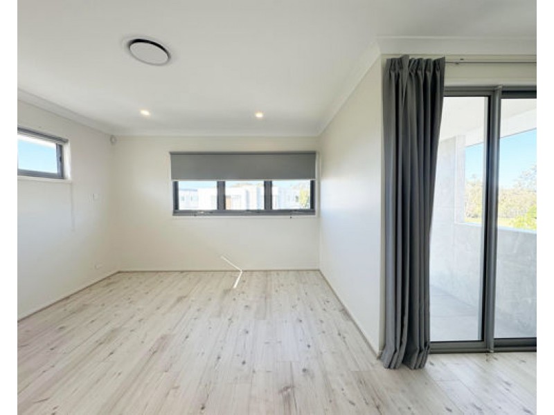 9212 Peter Senior Drive, Hope Island QLD 4212