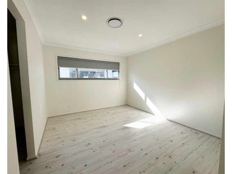 9212 Peter Senior Drive, Hope Island QLD 4212