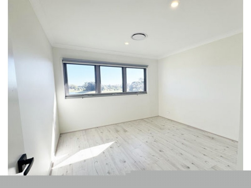 9212 Peter Senior Drive, Hope Island QLD 4212