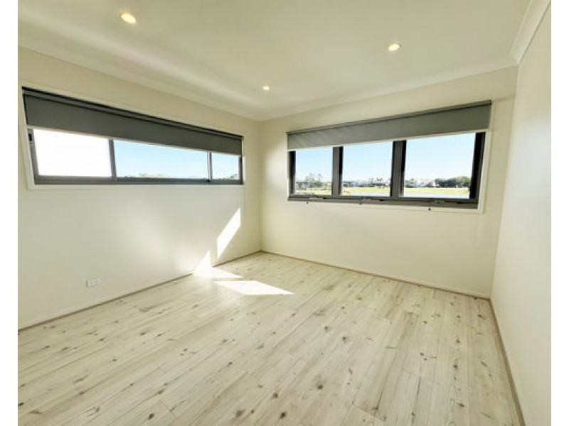 9212 Peter Senior Drive, Hope Island QLD 4212