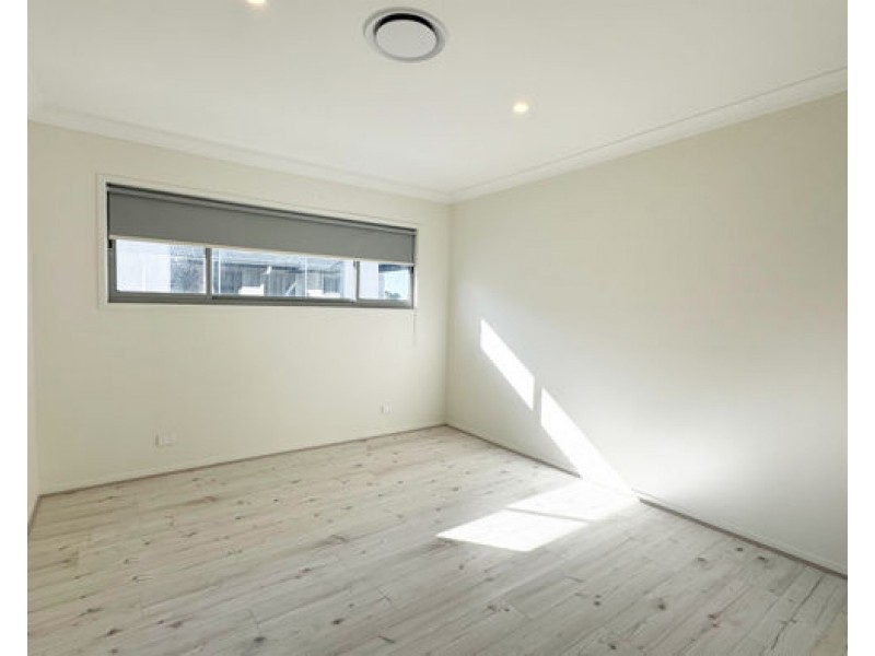 9212 Peter Senior Drive, Hope Island QLD 4212