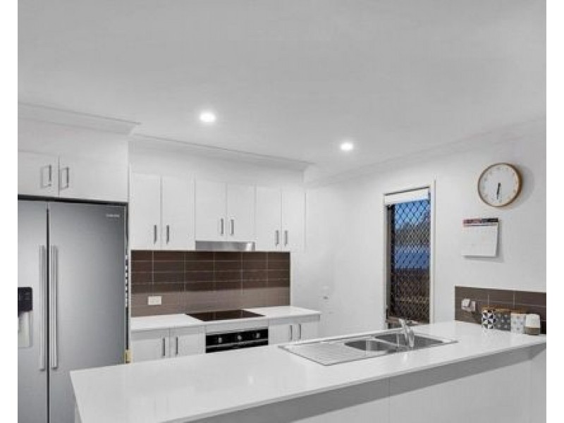 5 Silvertop Cresent, Spring Mountain QLD 4124