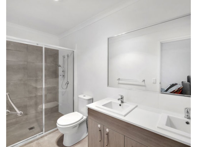 5 Silvertop Cresent, Spring Mountain QLD 4124