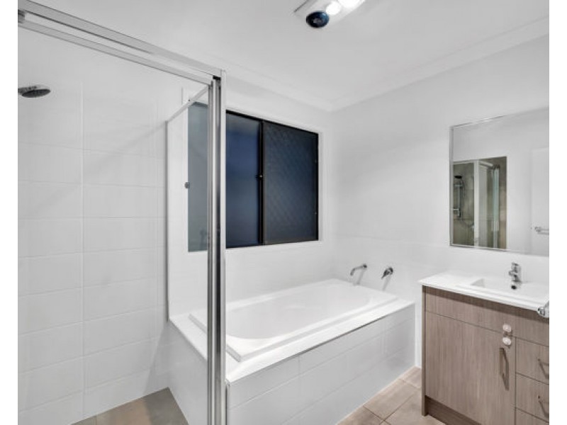 5 Silvertop Cresent, Spring Mountain QLD 4124