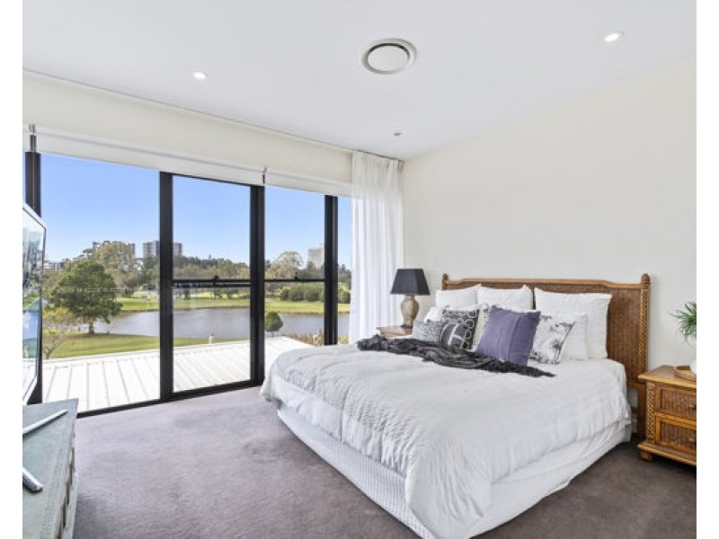 6 The Dress Circle, Benowa QLD 4217