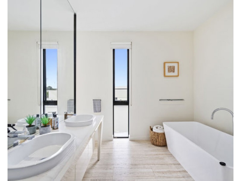 6 The Dress Circle, Benowa QLD 4217