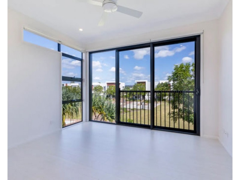 18 Mayfair Lane, Hope Island QLD 4212