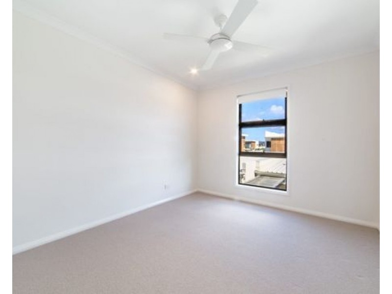 18 Mayfair Lane, Hope Island QLD 4212