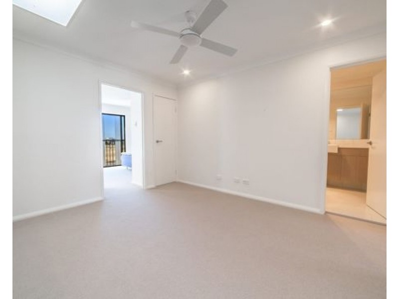 18 Mayfair Lane, Hope Island QLD 4212