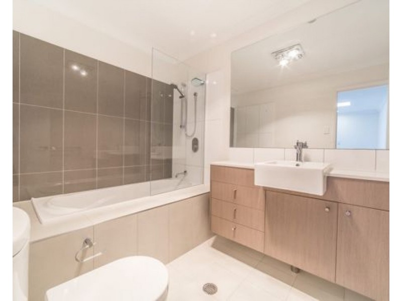 18 Mayfair Lane, Hope Island QLD 4212