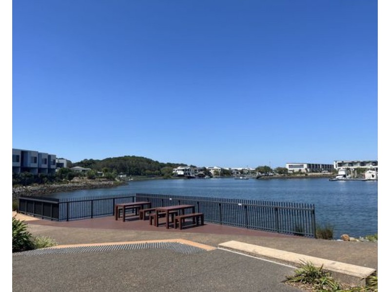 18 Mayfair Lane, Hope Island QLD 4212