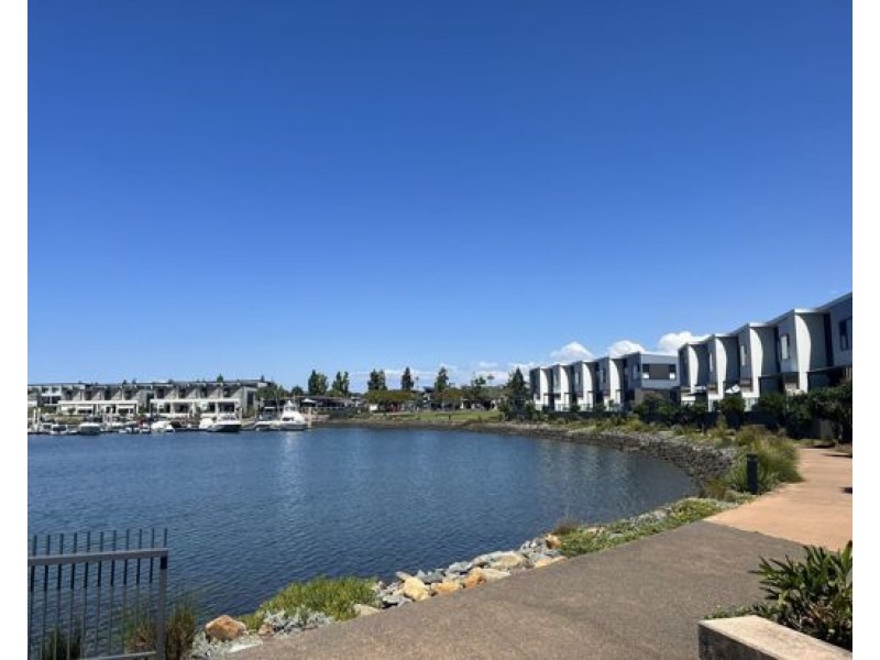 18 Mayfair Lane, Hope Island QLD 4212