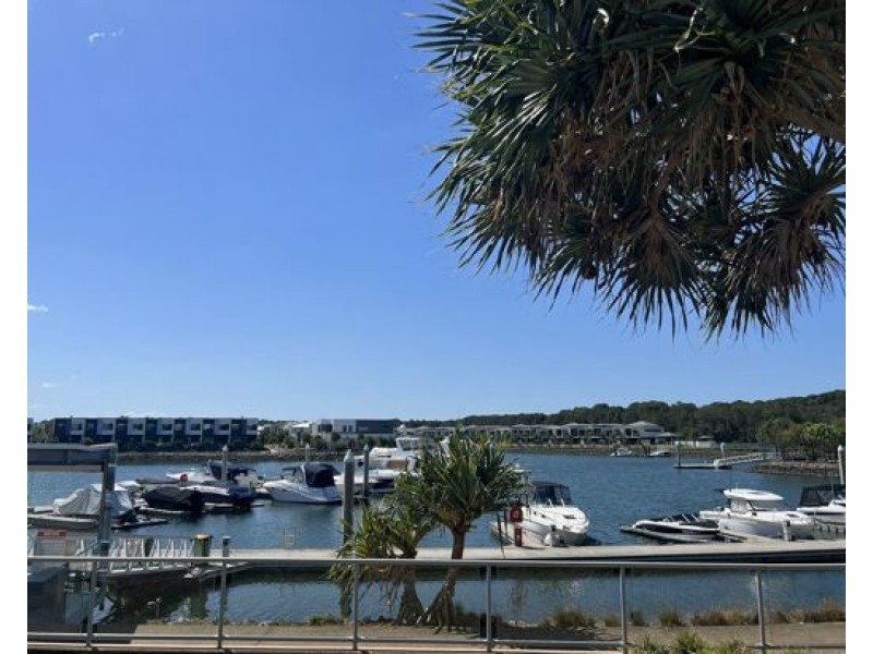 18 Mayfair Lane, Hope Island QLD 4212
