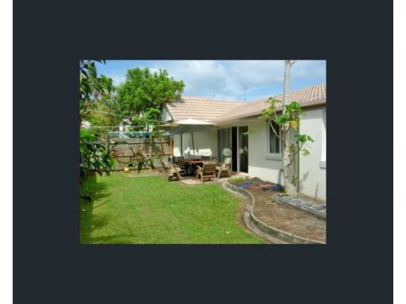 2 ST Kevin’s Ave, Benowa QLD 4217