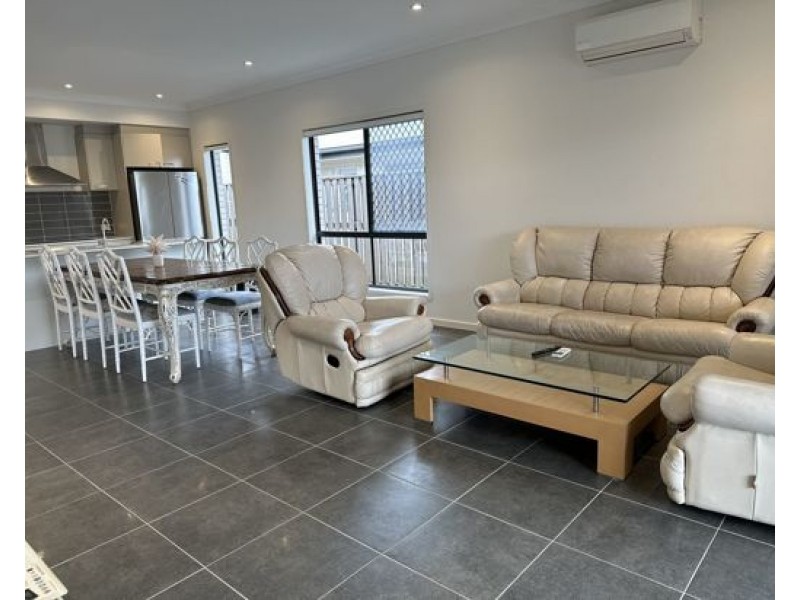 75 Greenview Circuit.Arundel, Arundel QLD 4214