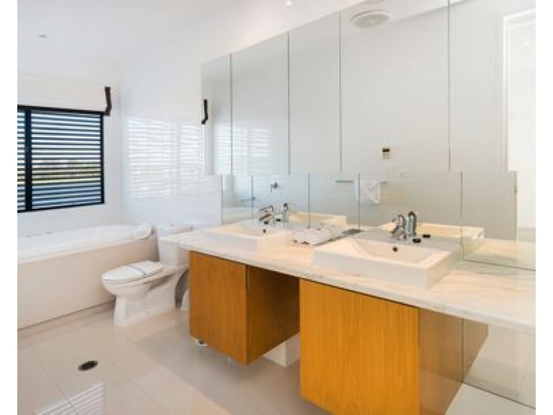 6065 LUGANO DRIVE, Hope Island QLD 4212