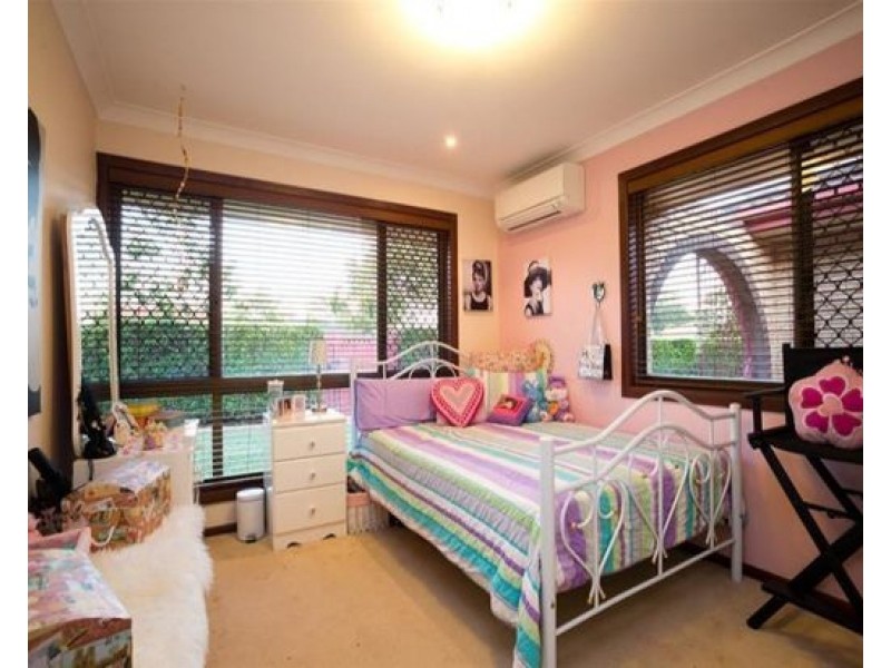 32 Mapleleaf Street, Eight Mile Plains QLD 4113