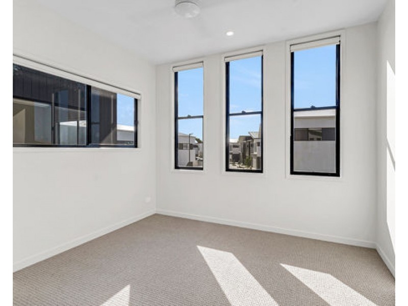 2/1 Lake Serenity Blvd, Helensvale QLD 4212