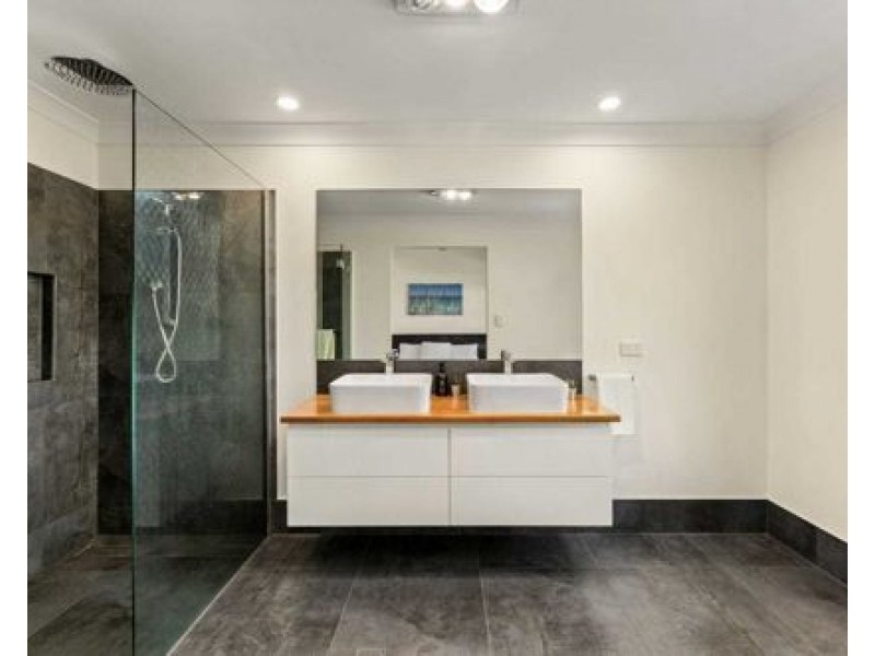 14 Ernest St, Camp Hill QLD 4152