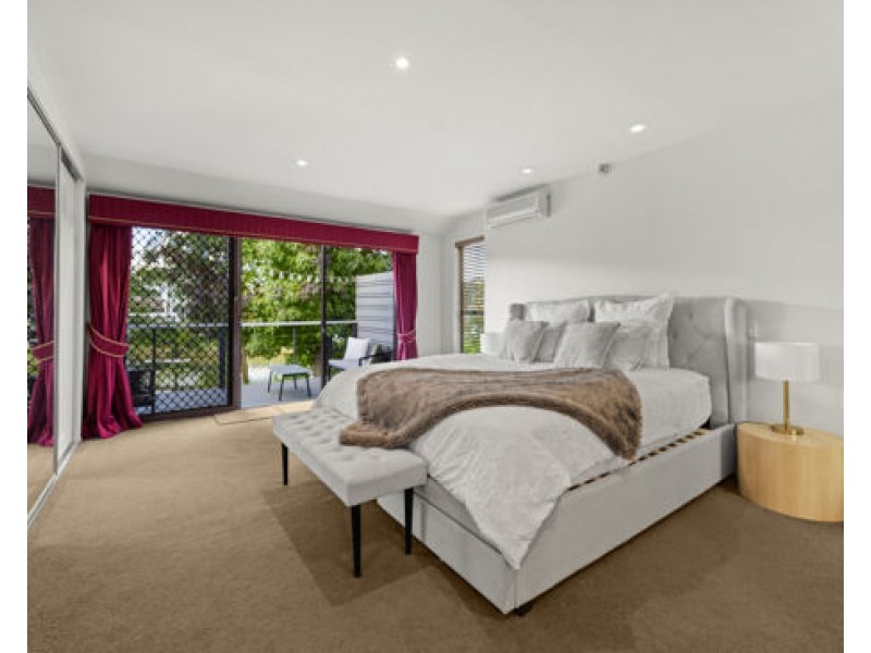 1 Glenbrook Ave, Benowa QLD 4217