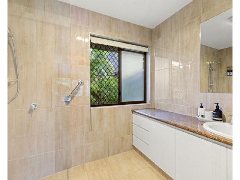 1 Glenbrook Ave, Benowa QLD 4217