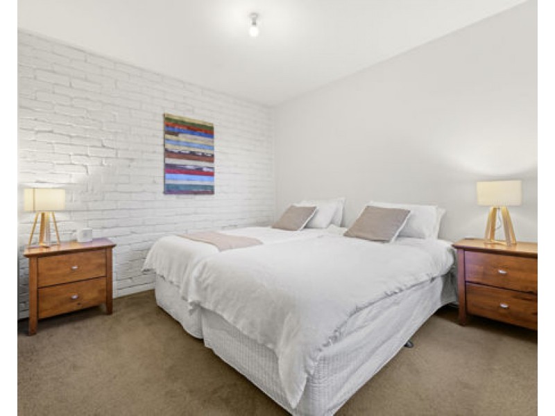 1 Glenbrook Ave, Benowa QLD 4217