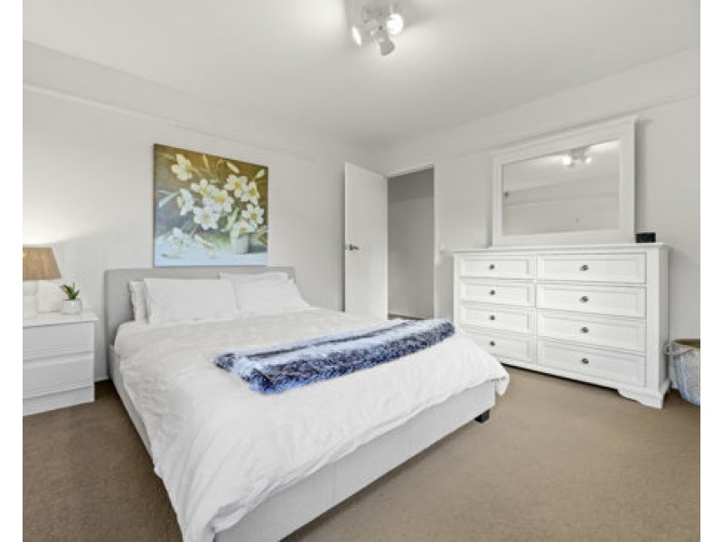 1 Glenbrook Ave, Benowa QLD 4217