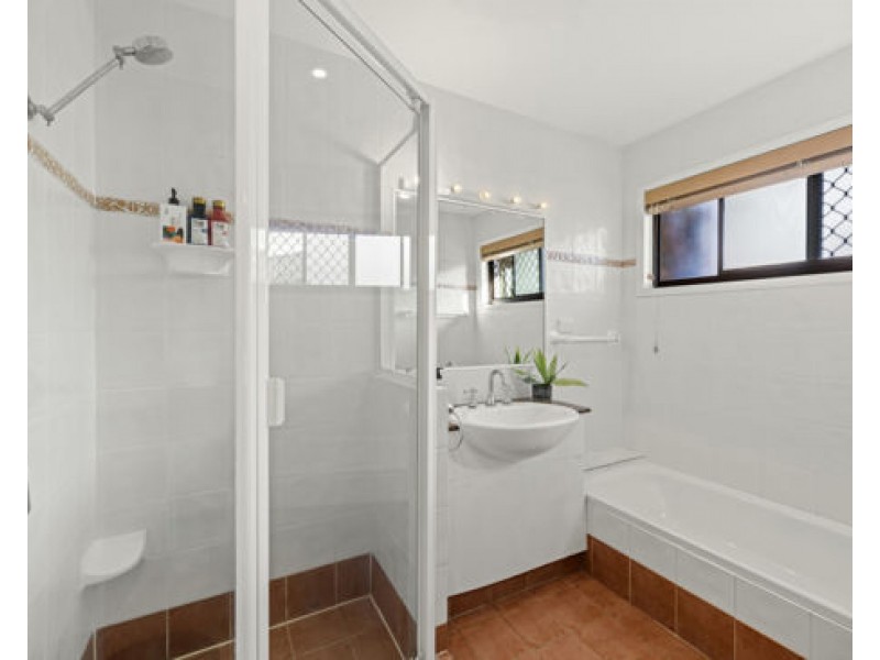 1 Glenbrook Ave, Benowa QLD 4217