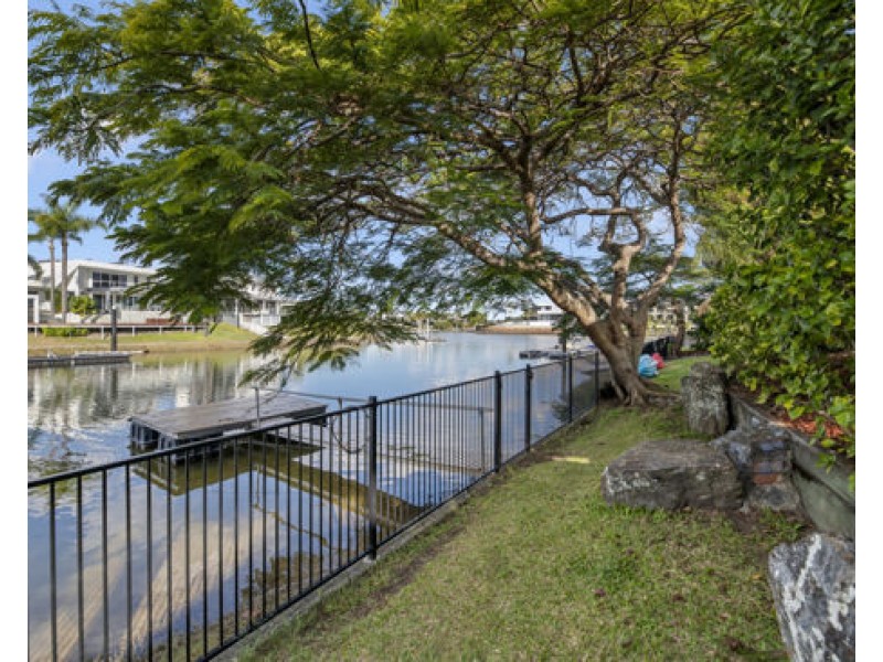 1 Glenbrook Ave, Benowa QLD 4217