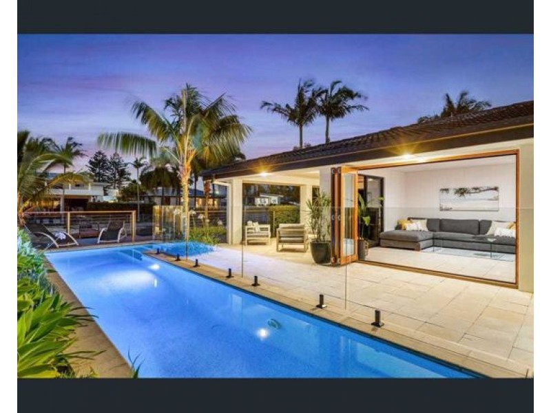 8 PALMETTO COURT, Broadbeach Waters QLD 4218