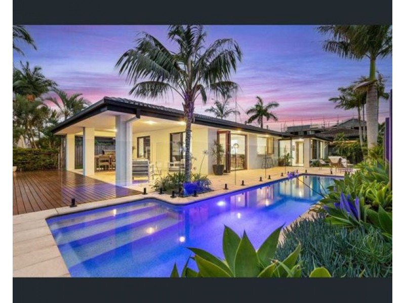 8 PALMETTO COURT, Broadbeach Waters QLD 4218