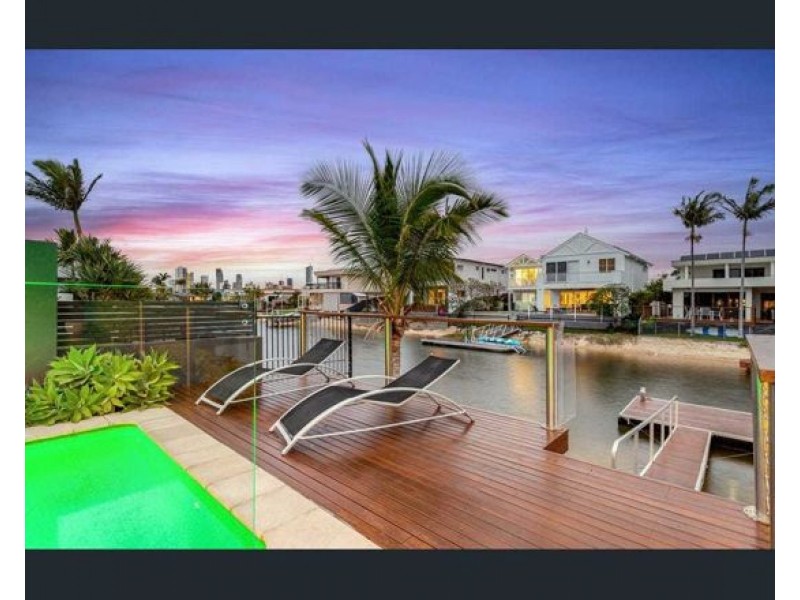 8 PALMETTO COURT, Broadbeach Waters QLD 4218